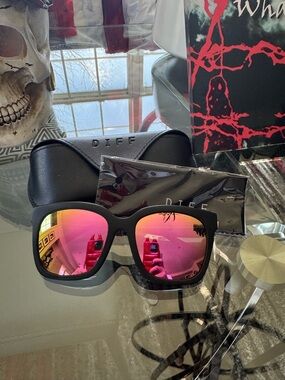 DIFF Eyewear Black Frame Sunglasses with Pink Mirrored Lenses